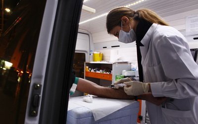 По данным ВОЗ, люди намерено заражают себя смертельным вирусом, чтобы получить 700 евро от властей Евросоюза.