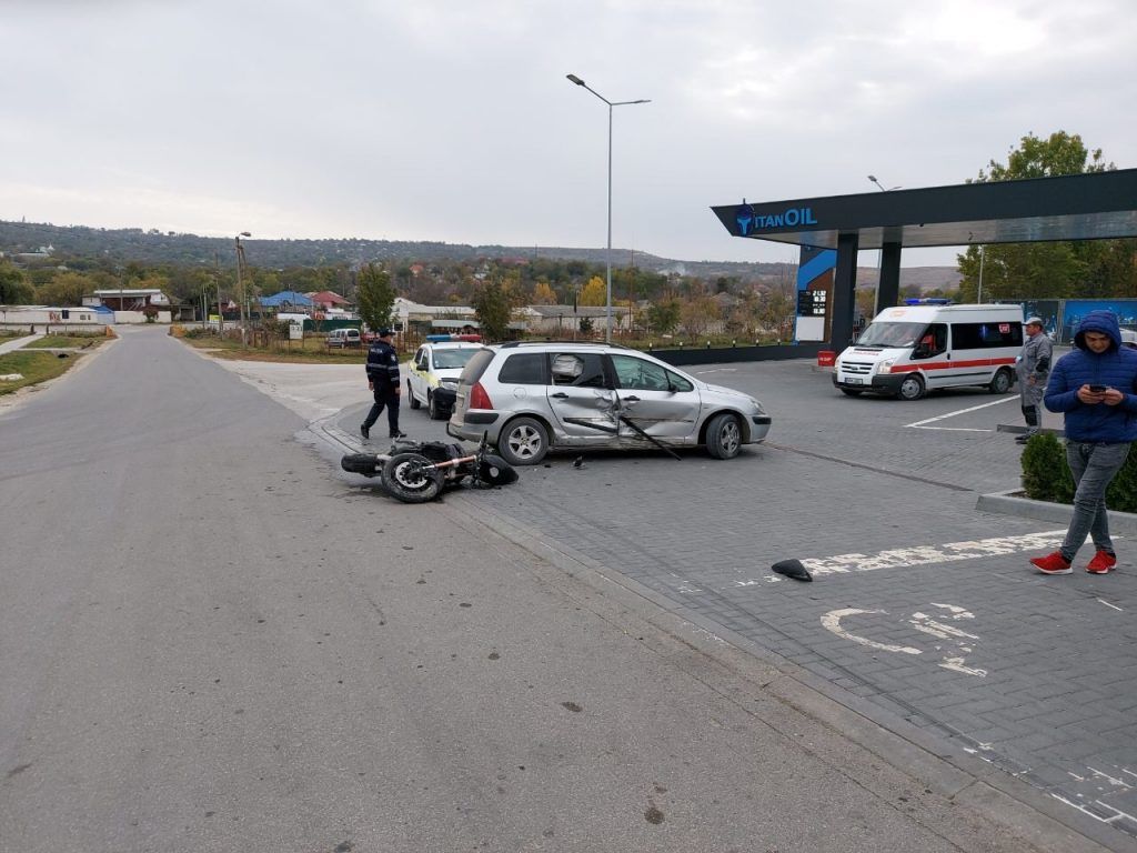 В Сынжерейском районе мотоциклист врезался в припаркованную машину.