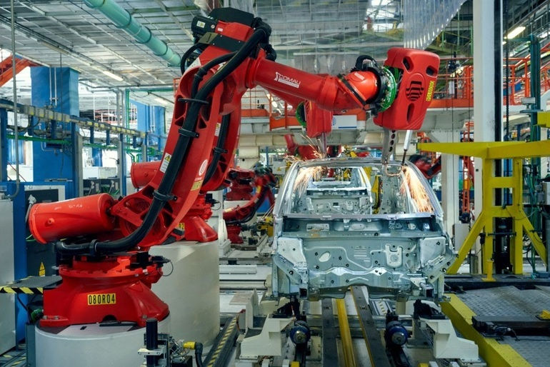 Tarifele impuse de Trump pun în pericol locurile de muncă din fabricile de piese auto din România.