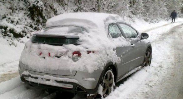 Mecanicii ne sfătuiesc ca, înainte de a ne porni maşina, iarna, să dăm mai întâi zăpada jos, ca să nu cadă pe lunetă sau să nu fie purtată de vânt pe alte maşini sau pe carosabil. 