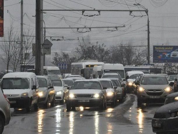 Небольшой снежок уже парализовал автомобильное движение в Кишиневе.