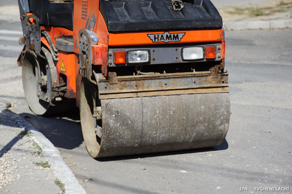 Consilierii PSRM cer reparația drumurilor din Chișinău până la Paști 