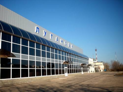 На месте происшествия уже работает милиция, опрашивает свидетелей.