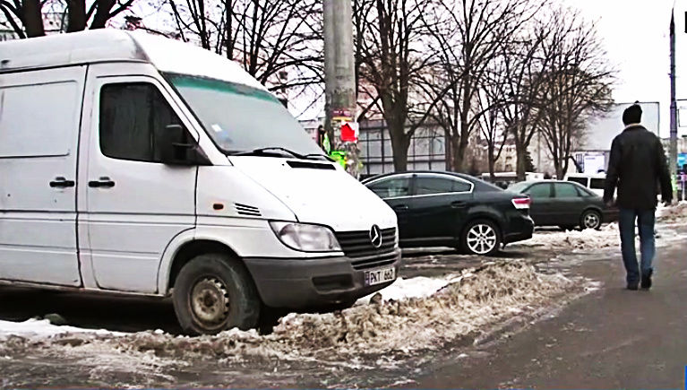А в Управлении жилищно-коммунального хозяйства говорят, что у них для расчистки парковок нет ни средств, ни техники.