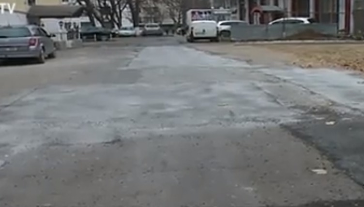Recent asfaltat, trotuarul de pe strada 31 august a fost acoperit cu ciment
