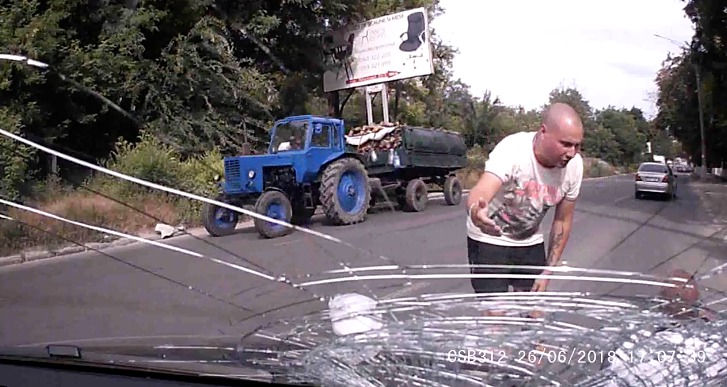 Водитель сбил ехавшего по встречной полосе велосипедиста.