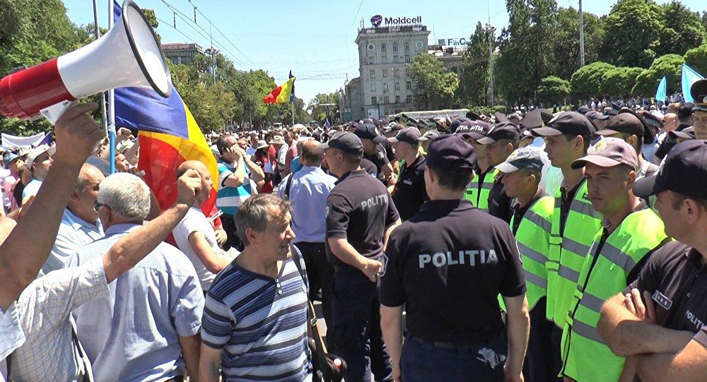Ряд партий и неправительственных организаций проводят акции протеста.