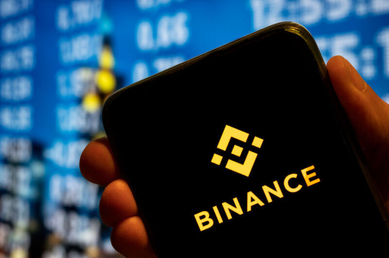 За шесть дней пользователи вывели с Binance биткоины на $1,35 млрд.