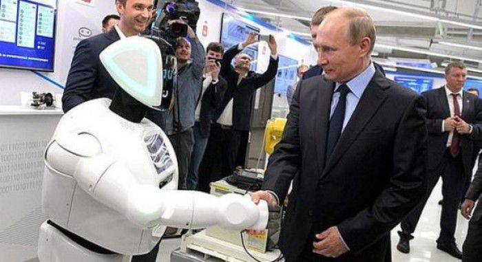 Un robot l-a întrerupt pe Vladimir Putin pentru a-l saluta.