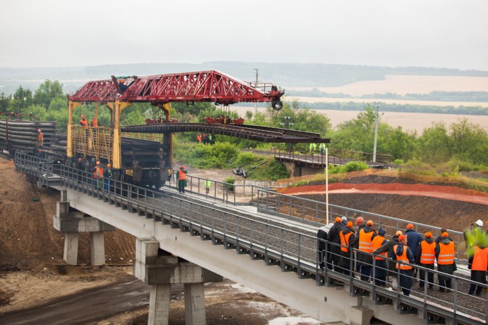 De astăzi, trenurile spre Ghindești vor circula pe un pod modern nou. Reabilitarea liniei de cale ferată a fost este realizată din fondurile Guvernului SUA, în cadrul Programului Compact.