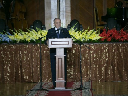 Президент прочитал заготовленную речь с листа, иногда поднимая глаза на публику.