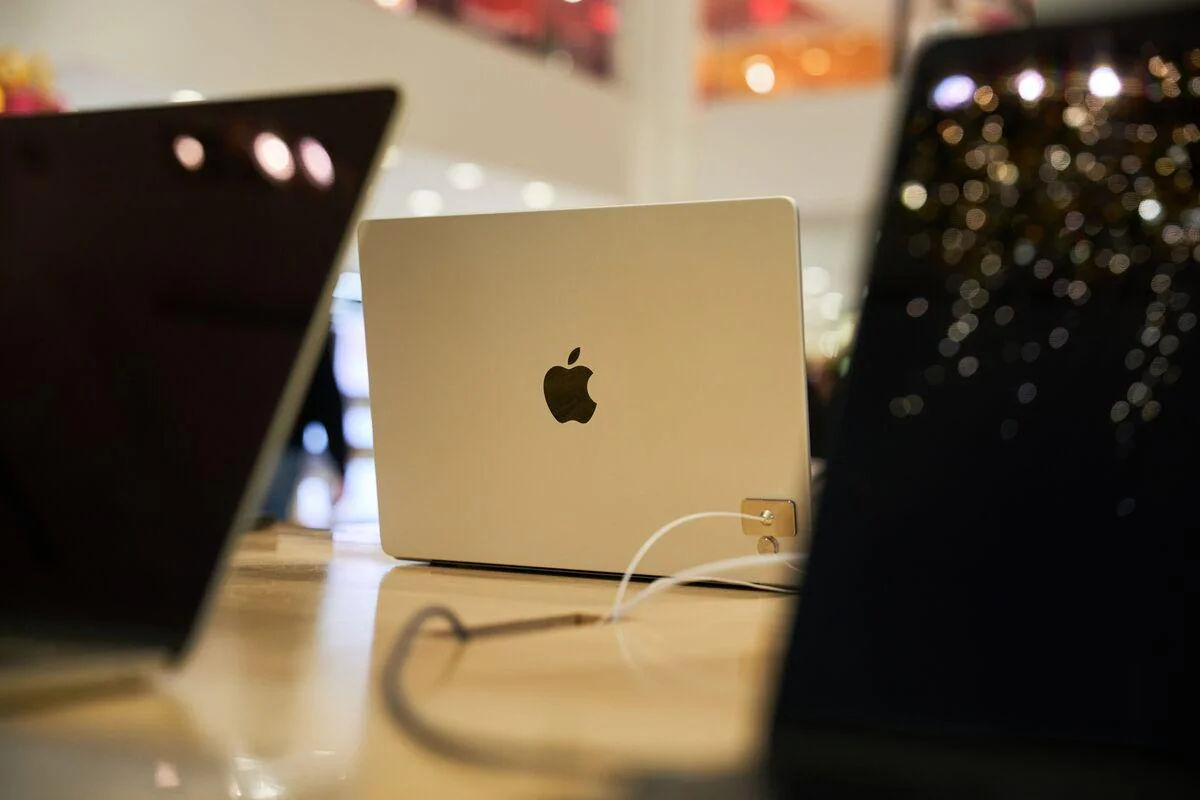 Apple готовит сенсорные MacBook Pro с вырезом в экране, как у iPhone.