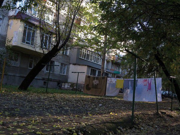 Некоторые жильцы просят отремонтировать игровые площадки, другие - сделать тротуары.