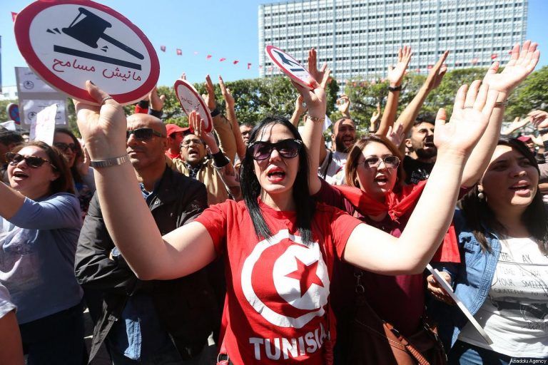 Noi ciocniri între manifestanţi şi forţele de ordine în mai multe oraşe tunisiene.