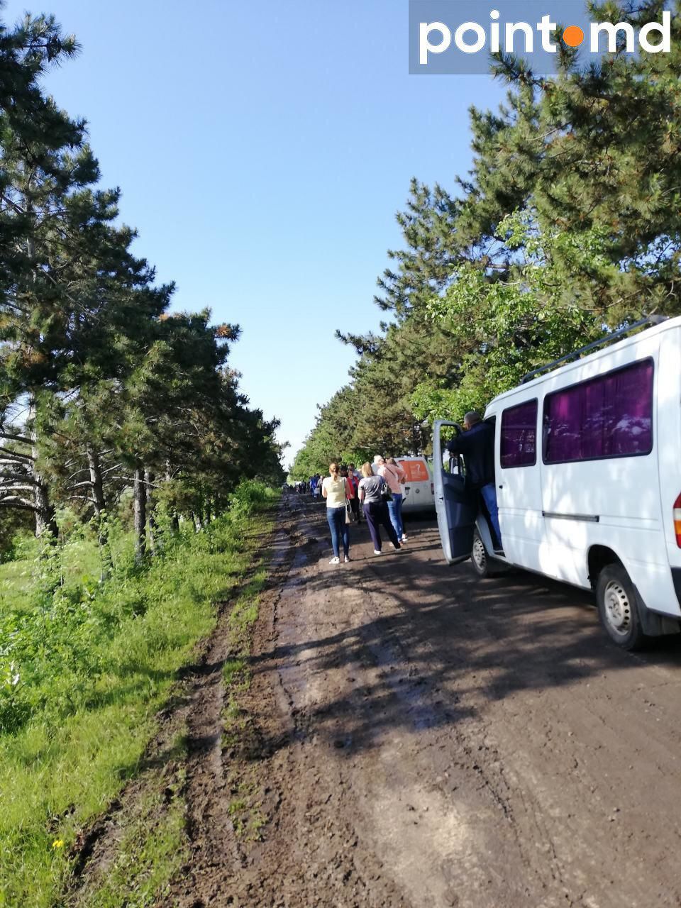 В Глодянском районе автомобили застряли в грязи.
