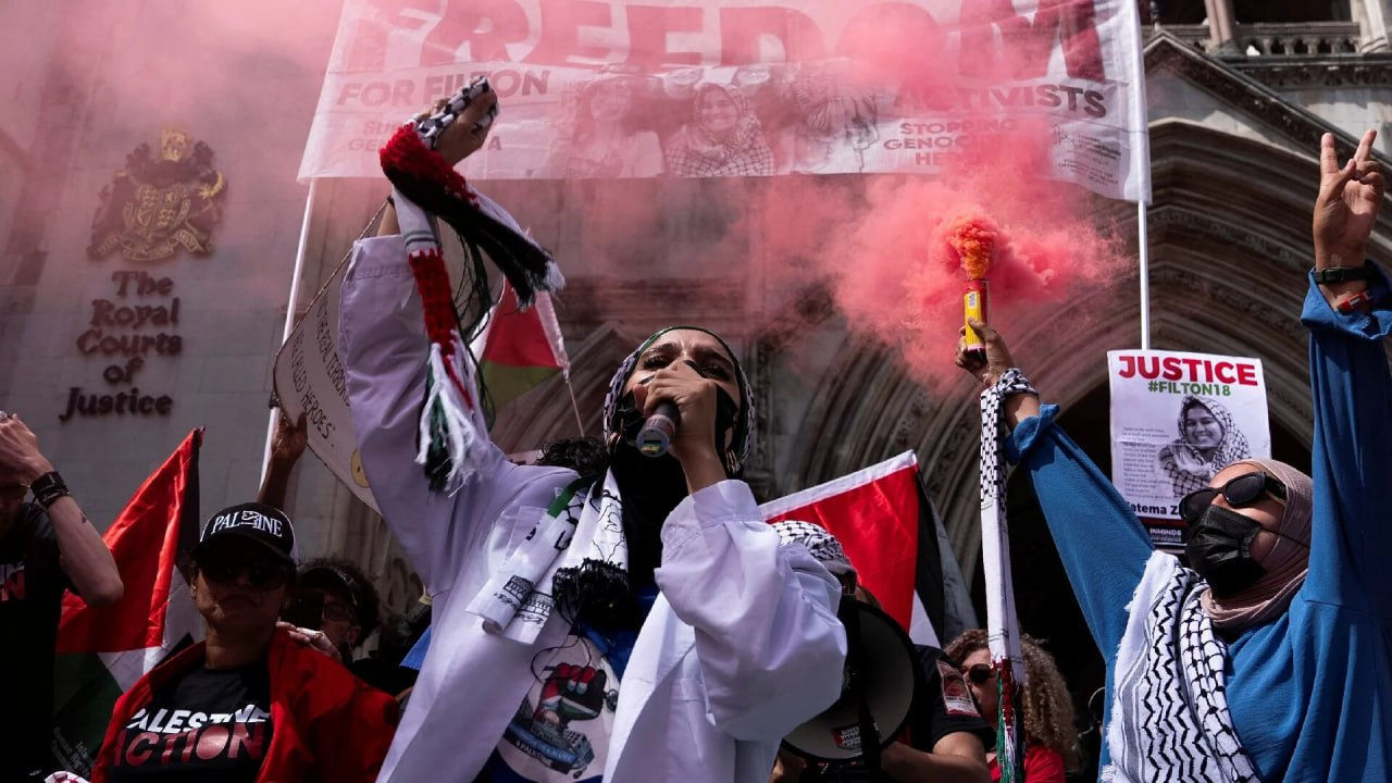 Zeci de susținători ai unei organizații pro-palestiniene interzise, arestați în Marea Britanie.