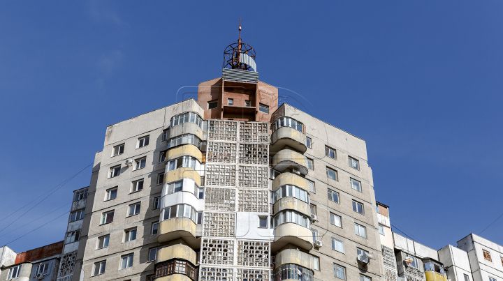 Un bărbat s-a aruncat în gol de la etajul trei al unui bloc din Chișinău