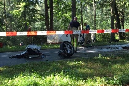 Как уточняется, электромобиль врезался в дерево на скорости около 155 километров в час.