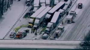 Autorităţile au mobilizat forţe impresionante pentru descarcerarea victimelor şi transportarea lor la spital.