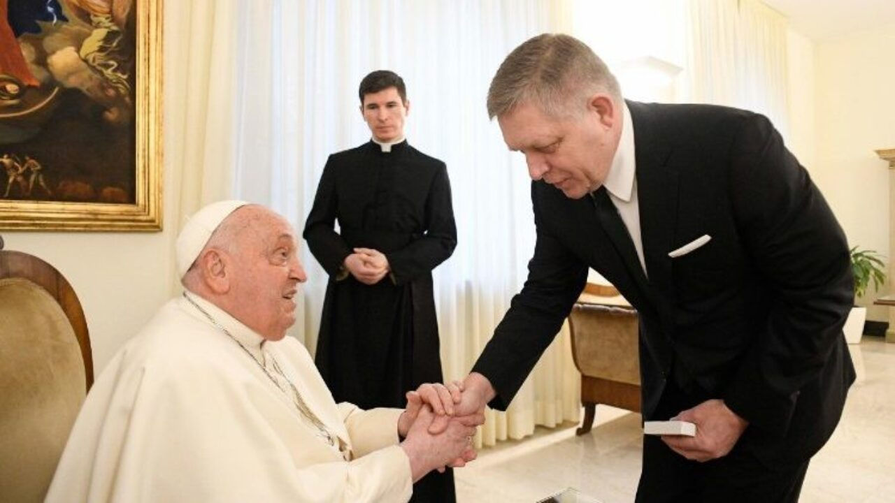 Papa Francisc, spitalizat cu bronșită.