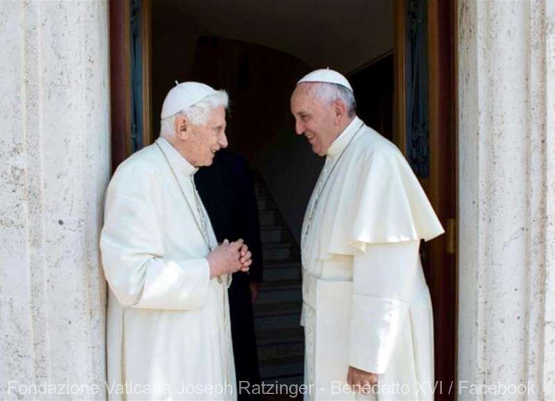 Papa Francisc l-a vizitat şi în acest an pe predecesorul său, Benedict al XVI-lea, înainte de Crăciun. Foto: Facebook