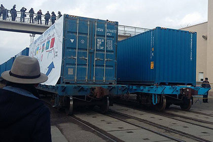 В качестве причины стоянки поезда названы некие проблемы с документами или с платой за проезд.