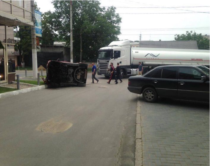 Un camion SCANIA a răsturnat un SMART la Durlești. Foto: smotra.md