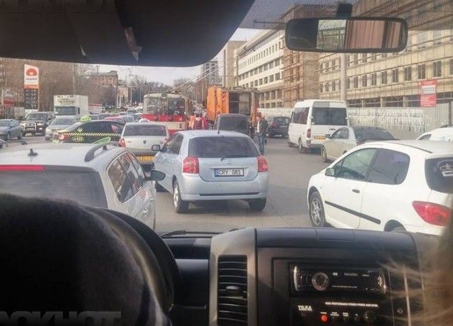 По данным Национального инспектората полиции, уменьшение потока транспорта ожидается к 19:30. 