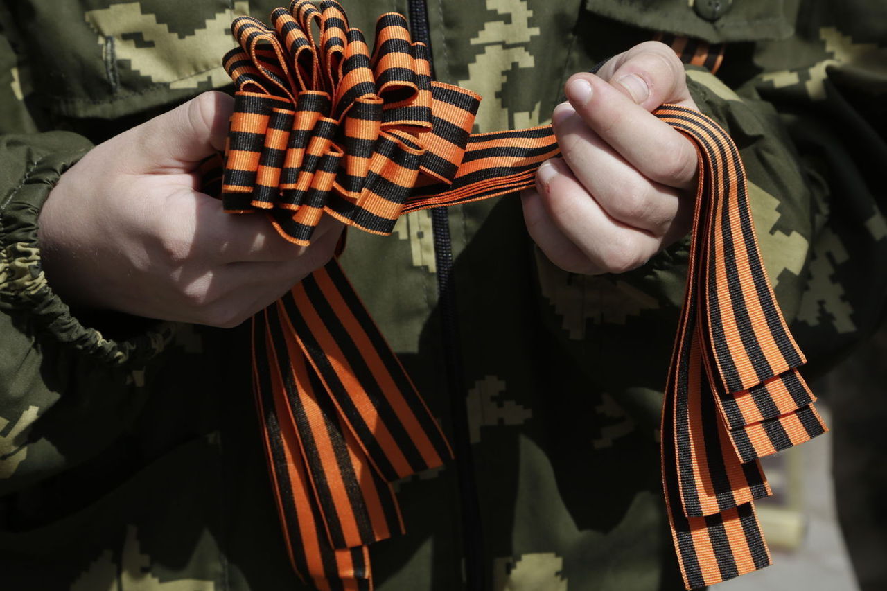 Напомним, запрет на публичную демонстрацию георгиевской ленты на Украине ввели в 2017 году. 