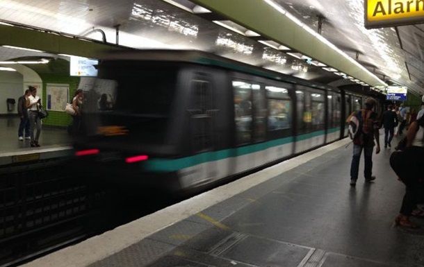 В Париже мужчина с ножом нападал на пассажиров метро.