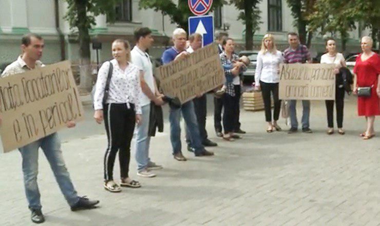 У мэрии прошел протест против строительства многоэтажки.