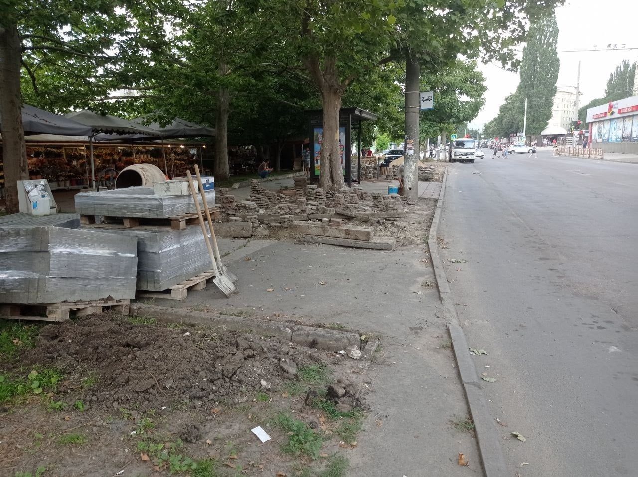 На Ботанике началось обустройство еще одного сквера и новых парковочных мест.