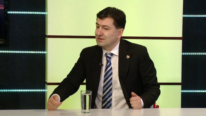 Политический комментатор Виталий Катанэ.