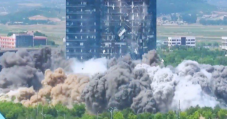 От мощной ударной волны после взрыва пострадали фасады соседних зданий.