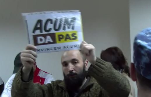 Петик написал жалобу, которую он подал своему адвокату.