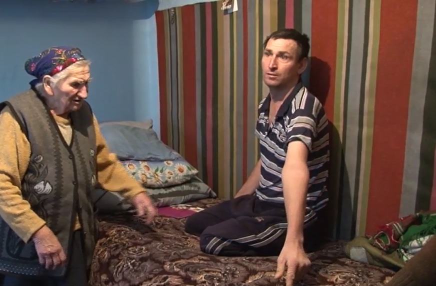 Un bărbat din Drochia, țintuit la pat, lipsit de ajutorul social
