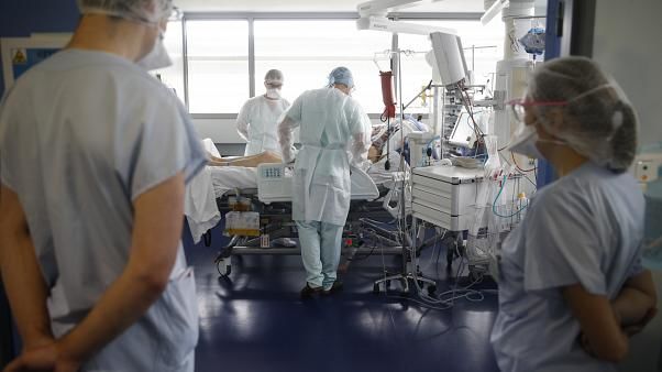 В европейских больницах может не хватить коек для больных COVID-19. Фото: euronews.com.