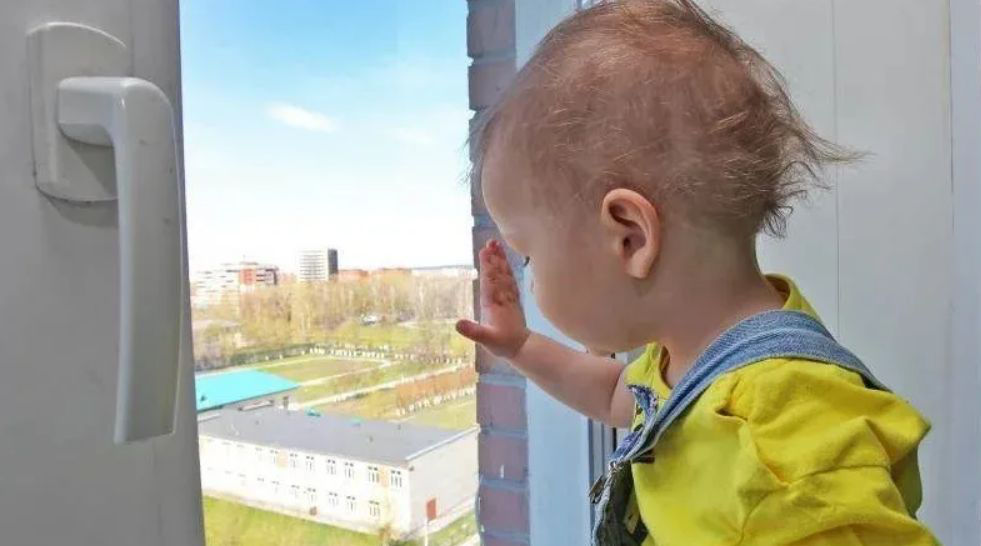 В Красноярске двухлетний мальчик выпал из окна шестого этажа и выжил.