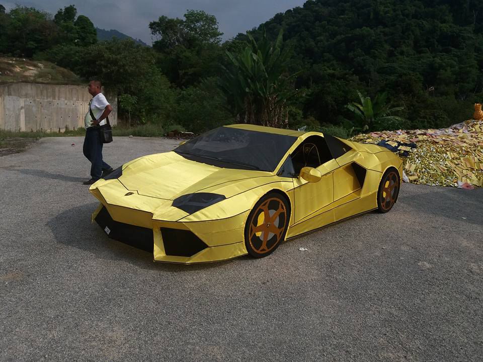 O familie a cheltuit peste 5.000 de dolari pentru a cumpăra un Lamborghini făcut din hârtie.