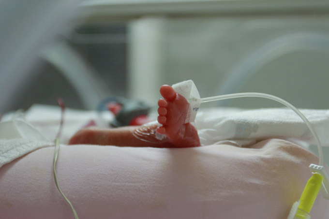 В последние годы медики все чаще сталкиваются с ситуацией, когда рождаются малыши с таким маленьким весом. Фото: pravda.ru