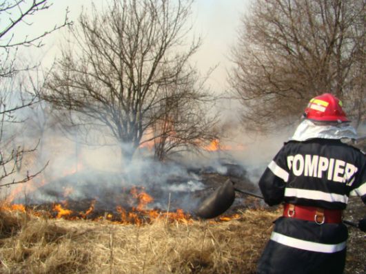 Спасатели советуют людям обходить места, где есть оголённый электрокабель и упавшие электрические провода.