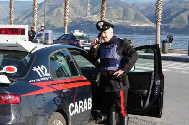 Moldoveanul a fost transportat la spital, unde a fost sedat, iar ulterior a fost dus la secția de poliție. Foto: costajonicaweb.it