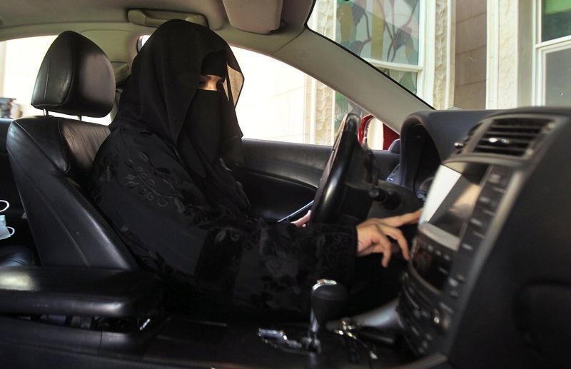 Politistii din Arabia Saudita au amendat o femeie care a fost filmata in timp ce conducea o masina.