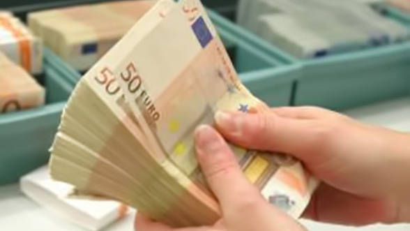 Dolarul american a crescut astăzi cu un ban, atingând valoarea de 12,7 lei.