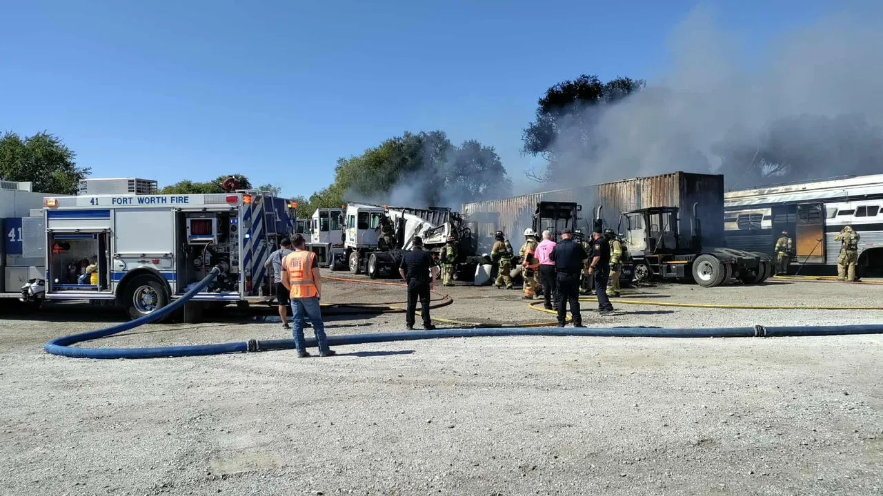 Un avion s-a prăbușit în apropierea unei autostrăzi din statul american Texas.