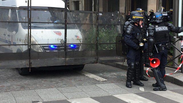 Глава МВД Франции Жерар Коллон заявил, что около 100 человек из списка потенциальных террористов в стране легально владеют оружием.