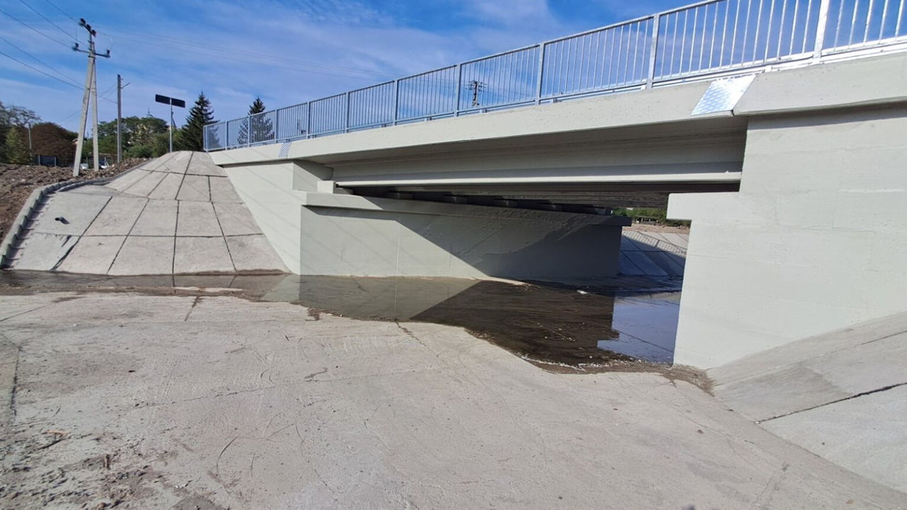 Lucrările de reconstrucție a podului din Buțeni, finalizate: Circulația a fost reluată.