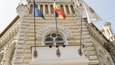 Refugiații și veteranii războiului de pe Nistru continuă să înnopteze în sala de ședințe a Primăriei Chișinău nemulțumiți de decizia autorităților locale de a le interzice privatizarea gratuită a locuințelor sociale.