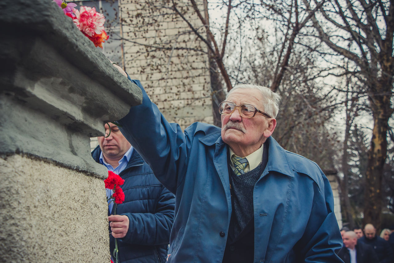 Иван Ковальский пришел к мемориалу воинской славы со своей семьей – дочерью и правнуком.