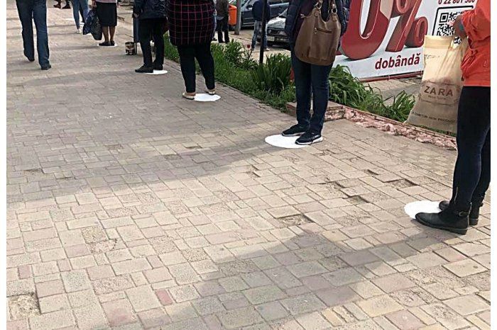 Унгенские власти нанесли разметку, чтобы поддерживать дистанцию.